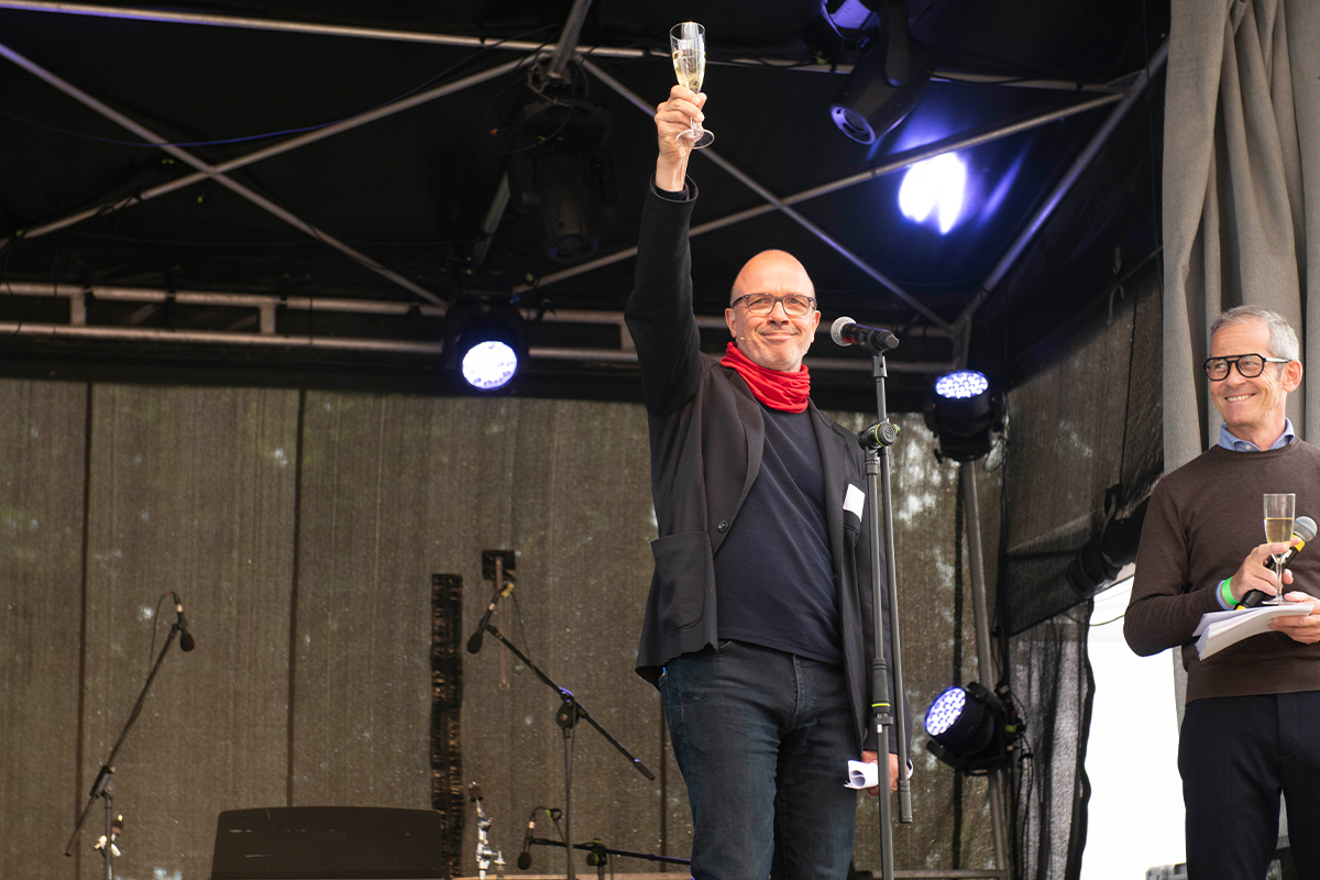 Prost! Thomas Bestgen erhebt das Glas auf das Erreichte und das, was noch kommen wird (Copyright: Thorsten Eichholz)