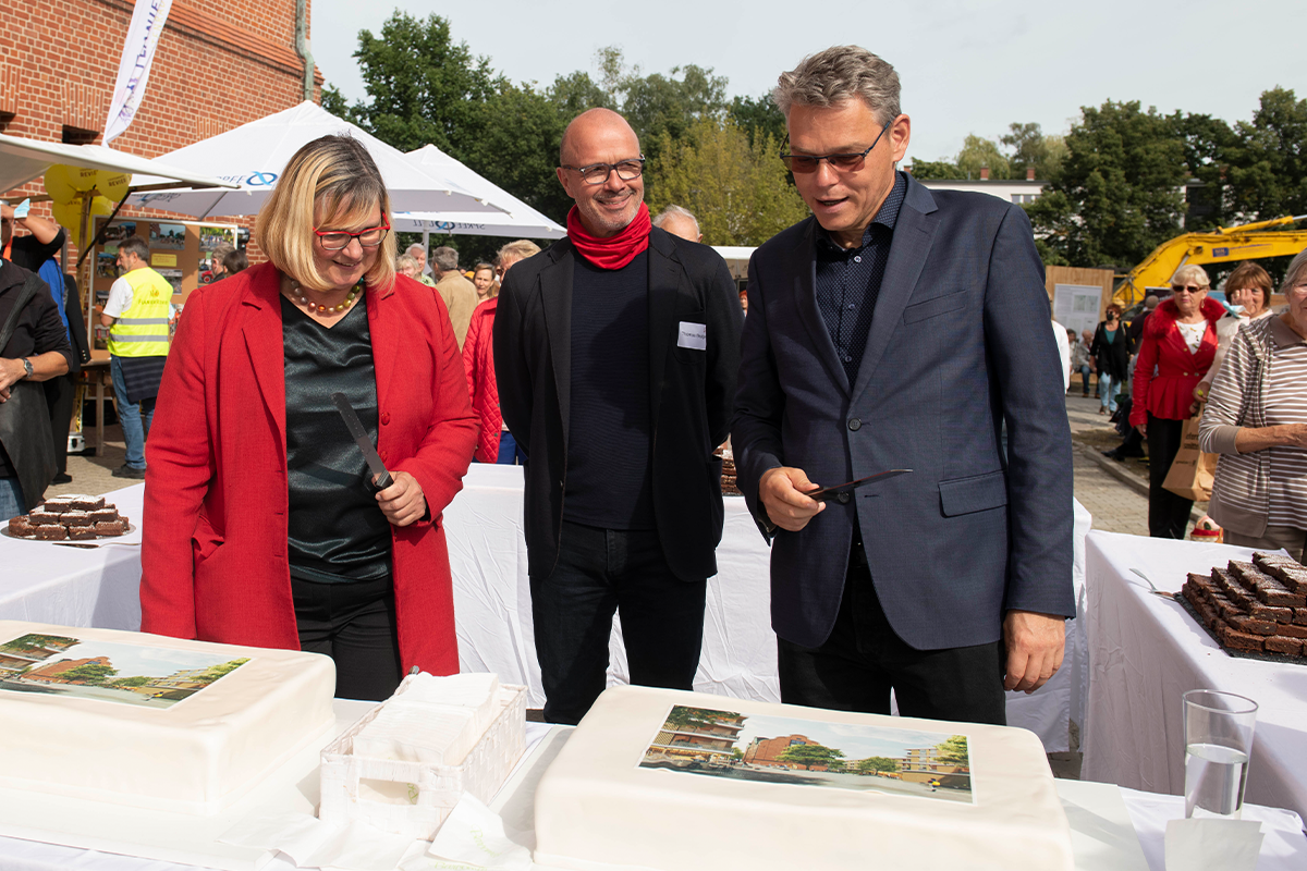 Der Anschnitt der Thementorte mit Bezirksbürgermeisterin Angelika Schöttler und Baustadtrat Jörn Oltmann (Copyright: Thorsten Eichholz)