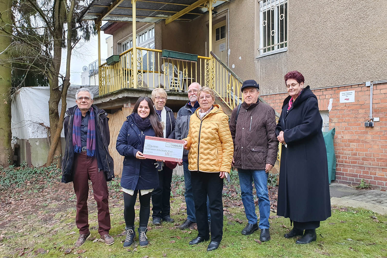 Loxandra, unsere Referentin für die Bauleitplanung, erfreut mit der Spende die Initiative Stille Straße 10